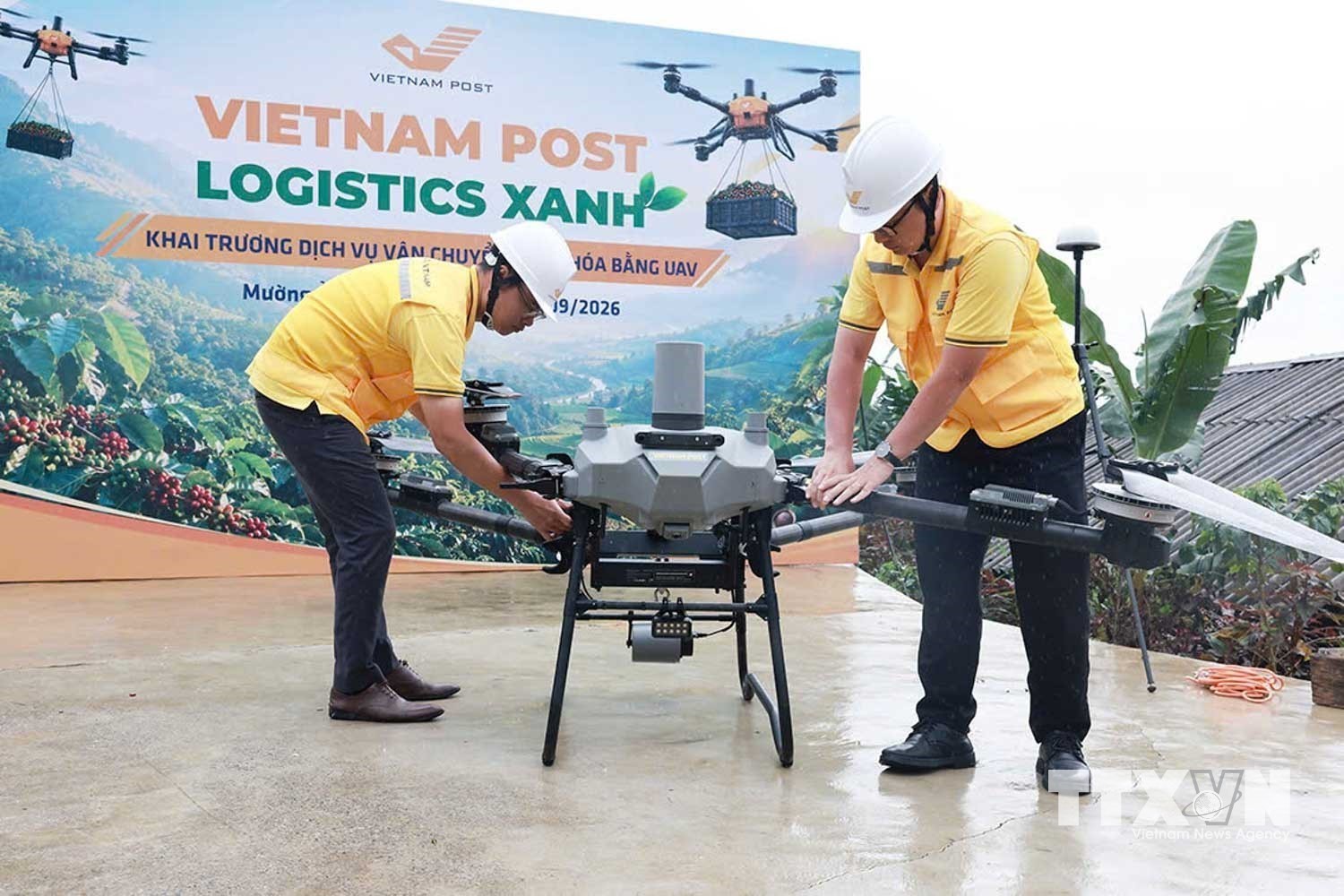 Nhân viên điều khiển UAV đang kiểm tra thiết bị để chuẩn bị vận hành. (Ảnh: TTXVN phát)